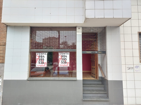 Local y plaza de garaje en venta.